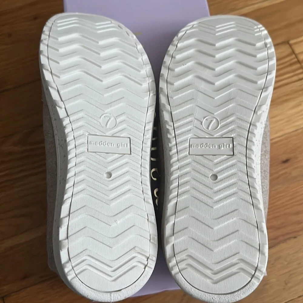 Madden Girl Yasmin F Womens Casual Shoes. Size 7 new in box